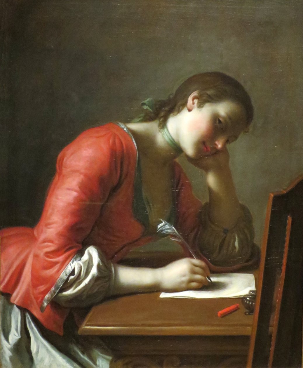 Giovane ragazza che scrive una lettera d