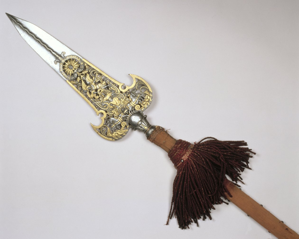 Lancia della guardia del Re Luigi XIV (1638-1715) di Francia (acciaio e oro incastonato nel legno) da Polish School