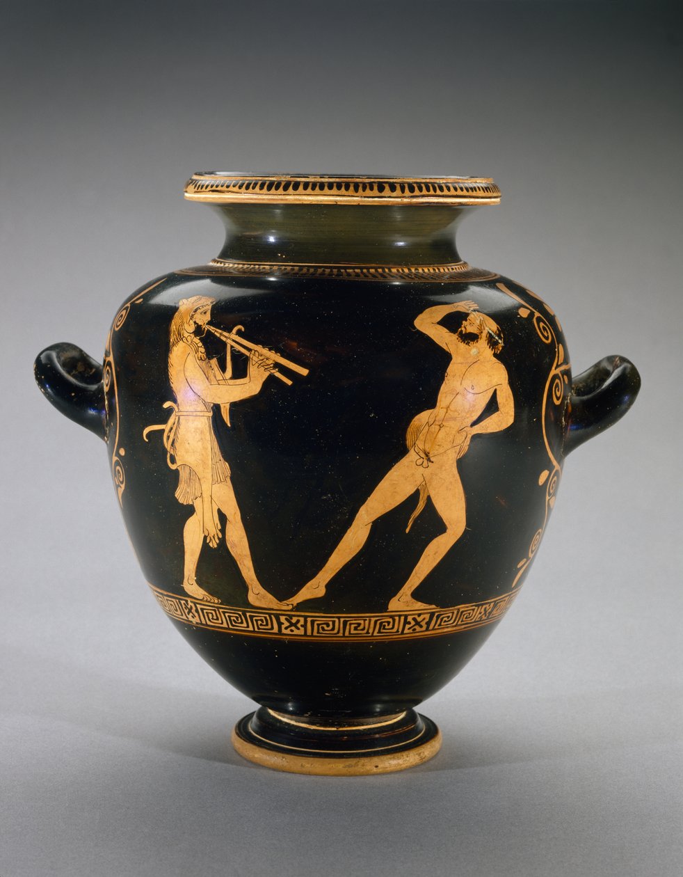 Stamnos a figure rosse con scena di Ercole con satiro, 440-420 a.C. da Polygnotos Polygnotos