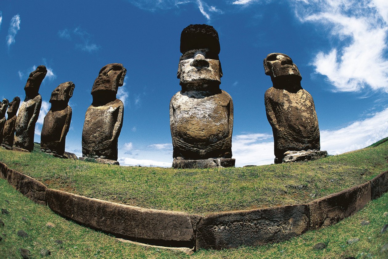 Statue Moai, Parco Nazionale Rapa Nui, Isola di Pasqua, Cile da Polynesian Polynesian