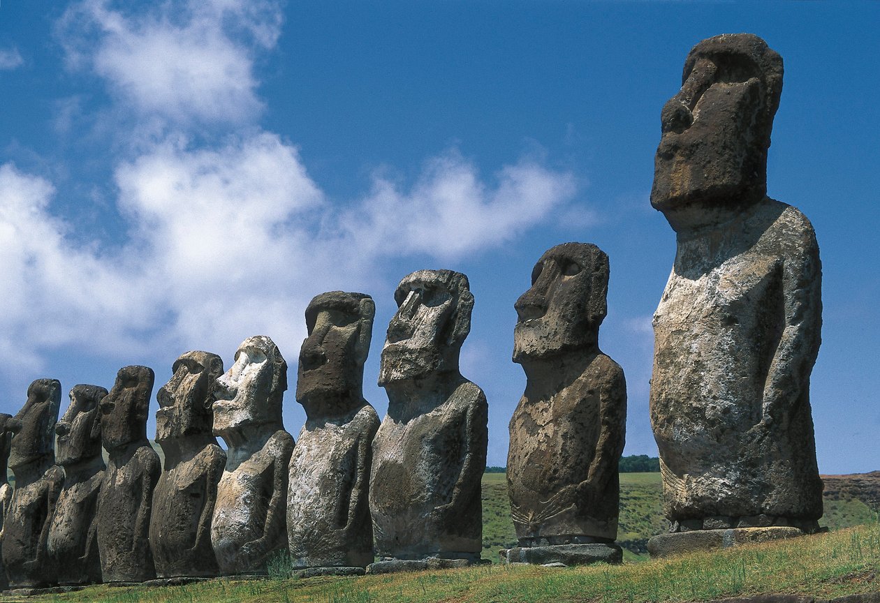 Statue Moai, Parco Nazionale Rapa Nui, Isola di Pasqua, Cile da Polynesian Polynesian