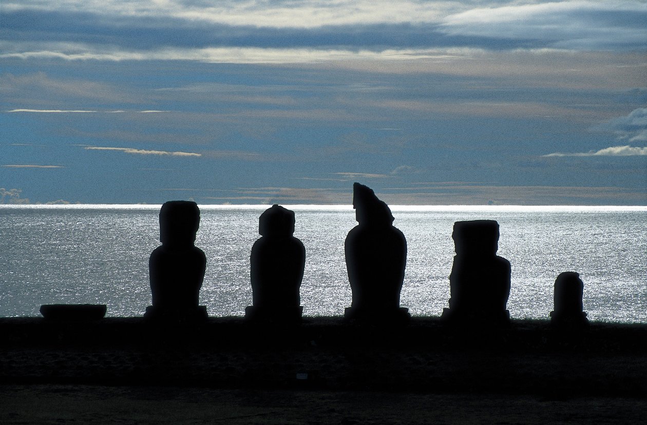 Statue Moai, Parco Nazionale di Rapa Nui, Isola di Pasqua, Cile da Polynesian Polynesian