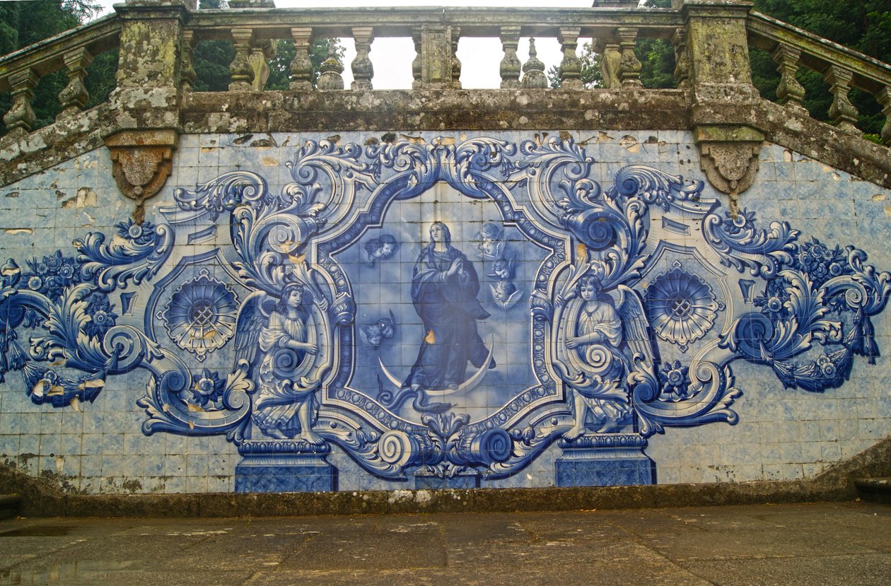 Pannello Decorativo che Mostra la Vergine Maria che Schiaccia il Serpente, Lamego, Portogallo da Portuguese School