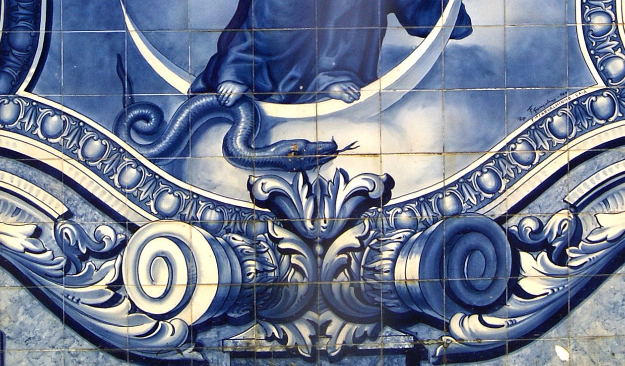 Dettaglio di un pannello decorativo che mostra la Vergine Maria che schiaccia il Serpente, Lamego, Portogallo. 1738 da Portuguese School