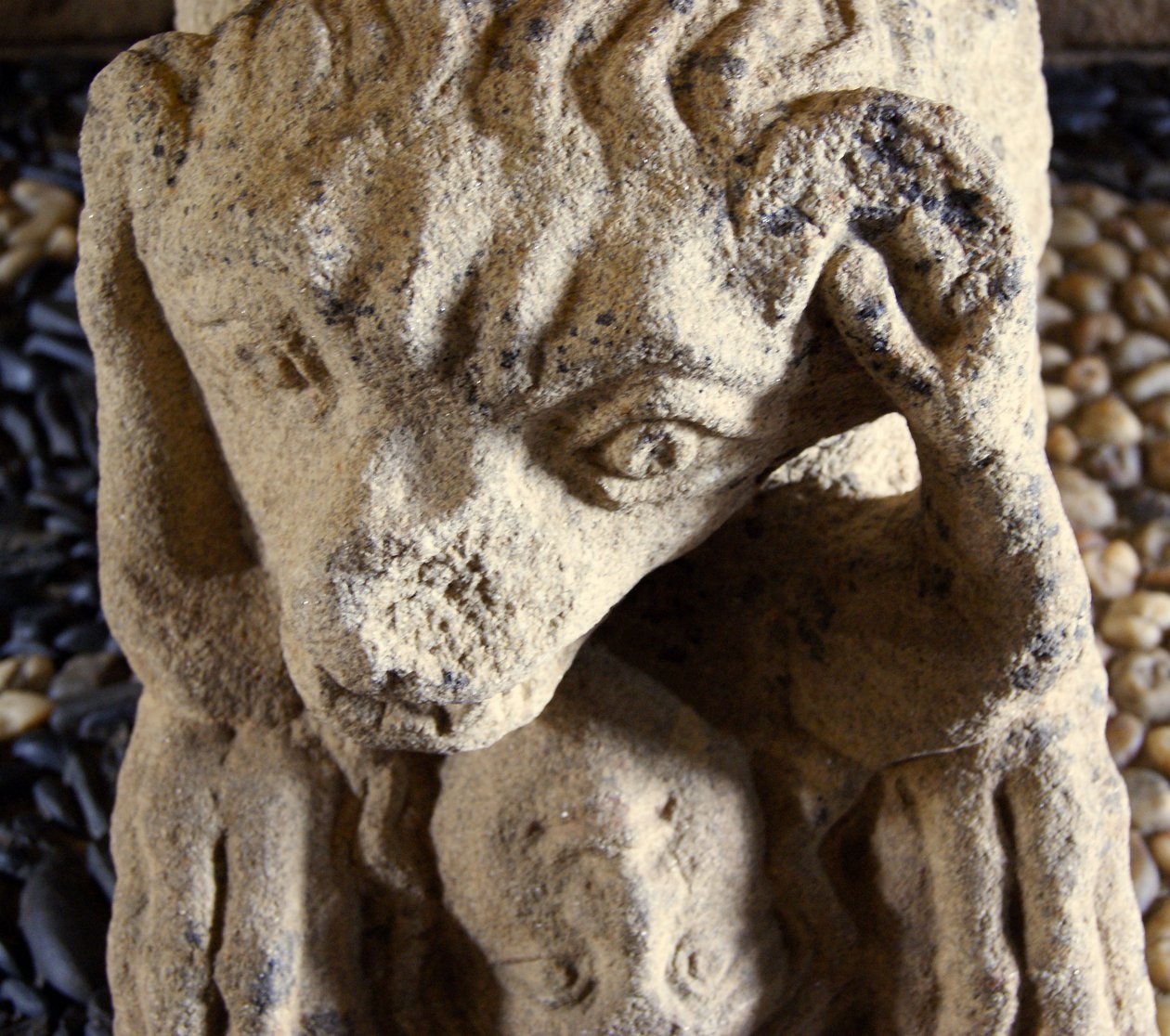 Leone che mangia un uomo, base del sarcofago di D. Afonso Pires, ex Vescovo di Porto, Lamego, Portogallo c.1372 da Portuguese School