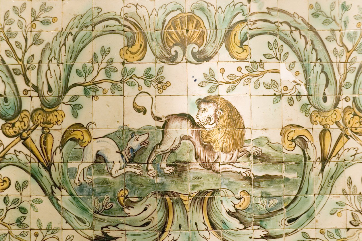 Maiolica raffigurante piastrelle di un cane che insegue un leone, dalla Sala della Caccia al Palacio da Praia, Belem, c.1680 da Portuguese School