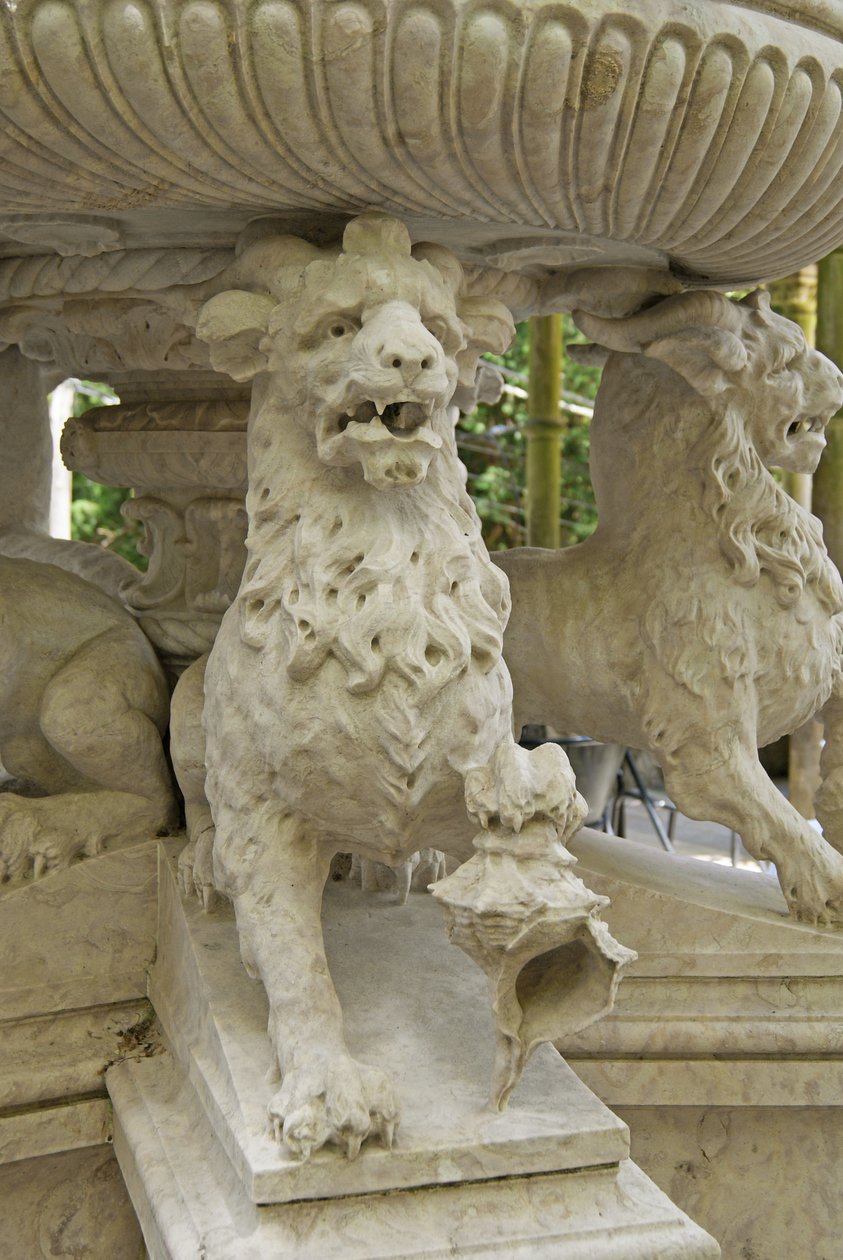 Leone cornuto mitico Atlante alla base di una fontana, Quinta da Regalia, Sintra, Portogallo c.1915 da Portuguese School