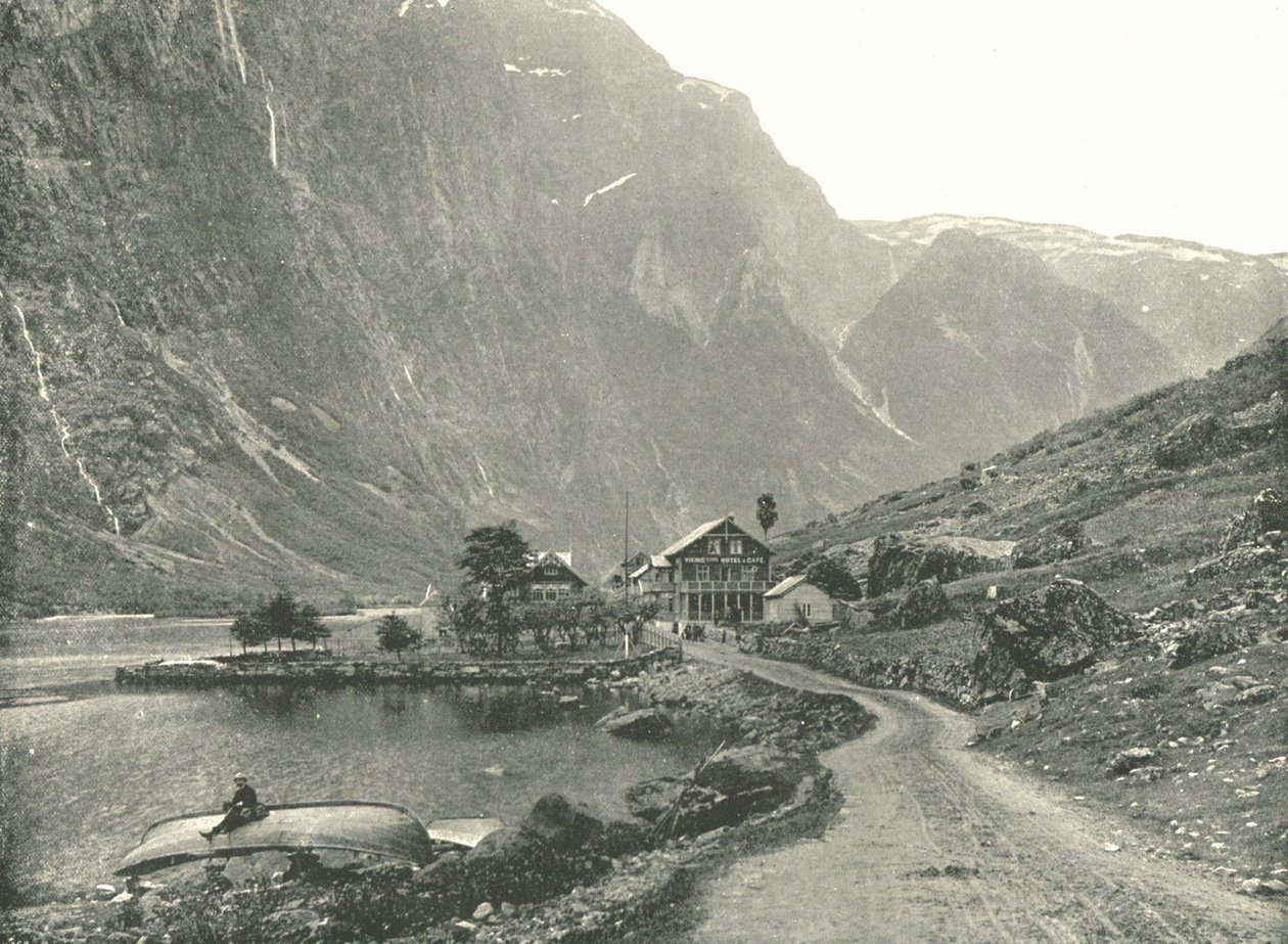 Stazione telefonica e hotel, Gudvangen, Norvegia, 1895 da Poulton and Co