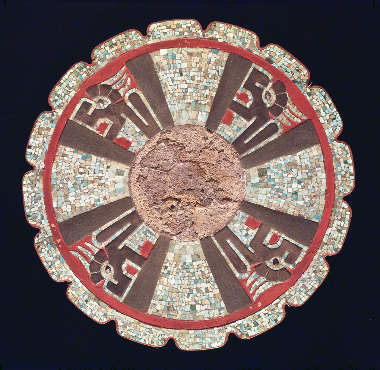 Teotezcacuitiapili, fibbia della cintura indossata dai dignitari che raffigura i quattro serpenti di fuoco, da El Castillo, Chitchen Itza, Stato di Yucatan da Pre Columbian