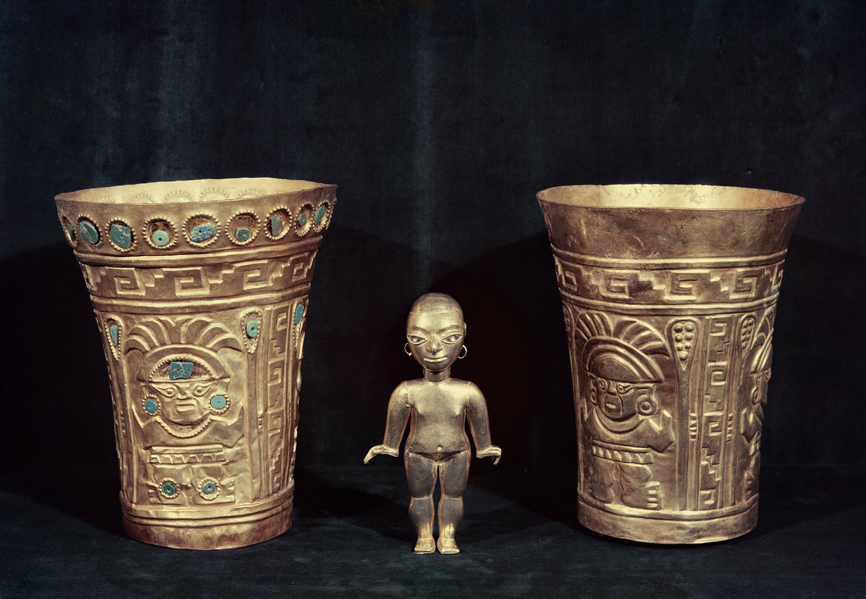Due vasi Chimu con figure mitologiche e un piccolo idolo Mochica femminile da Pre Columbian
