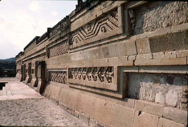 Muro del cortile con pietra decorata da Pre-Columbian Pre-Columbian