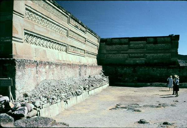 Cortile con pavimentazione decorata da Pre-Columbian Pre-Columbian