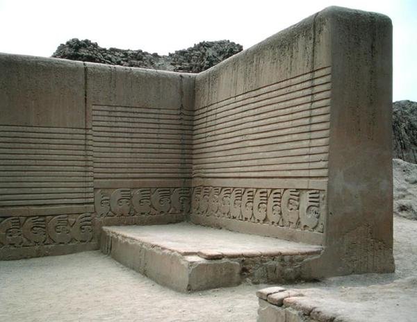 La piazza delle cerimonie, Palazzo Tschudi, costruito dai Chimu, c.1300 a.C. da Pre Columbian Pre Columbian