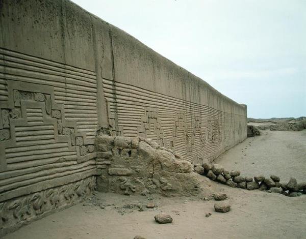Muro esterno della piazza delle cerimonie, Palazzo Tschudi, costruito dai Chimu, c.1300 a.C. da Pre Columbian Pre Columbian