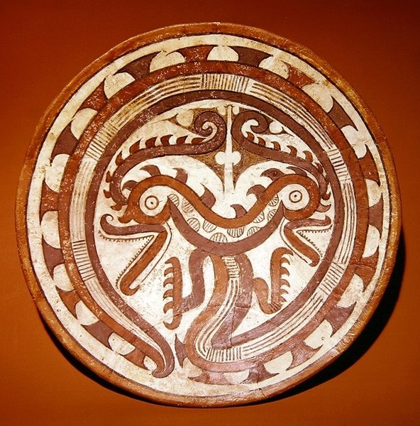 Piatto che raffigura teste gemelle di coccodrillo su un corpo di serpente arrotolato, stile Tardo Cocle da Pre Columbian Pre Columbian