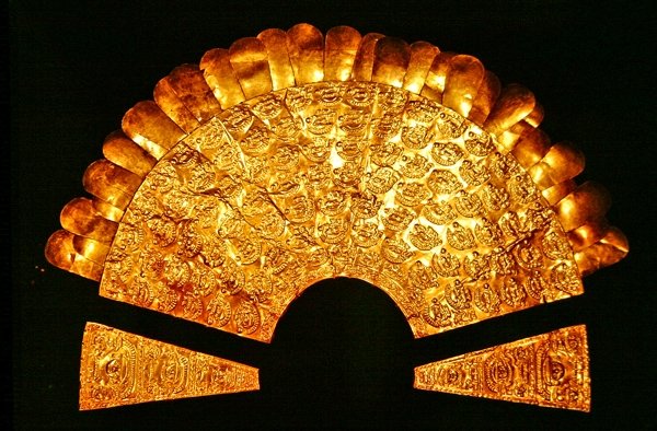 Pettorale a sbalzo adornato con uccelli e sette file di figure umane, stile Chimu da Pre Columbian Pre Columbian
