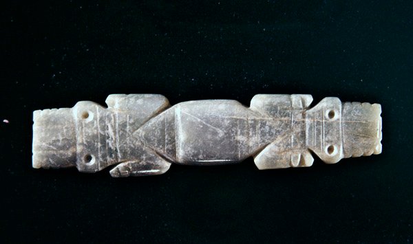 Pendente a barra con coccodrillo a due teste, da Guacimo, area Linea Vieja da Pre Columbian Pre Columbian
