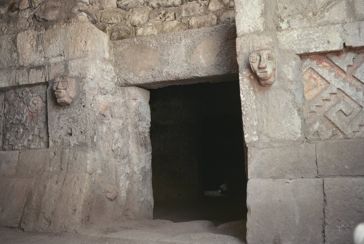 Un portale con teste scolpite, Periodo Post-Classico Tardo da Pre-Columbian