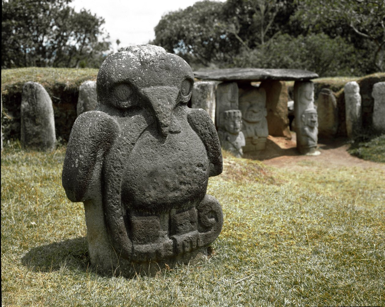 Scultura megalitica di un uccello che tiene un serpente da Pre Columbian Pre Columbian