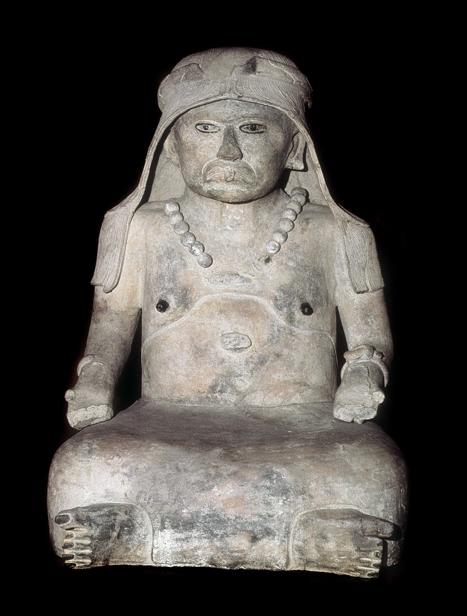 Arte precolombiana: vecchia donna con copricapo. Scultura da Veracruz (Messico) da Pre Columbian Pre Columbian