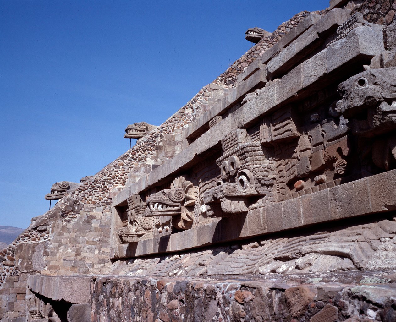 Civiltà precolombiana: vista del sito di Teotihuacan: il Tempio di Quetzalcoatl o Tempio del Serpente Piumato da Pre Columbian Pre Columbian