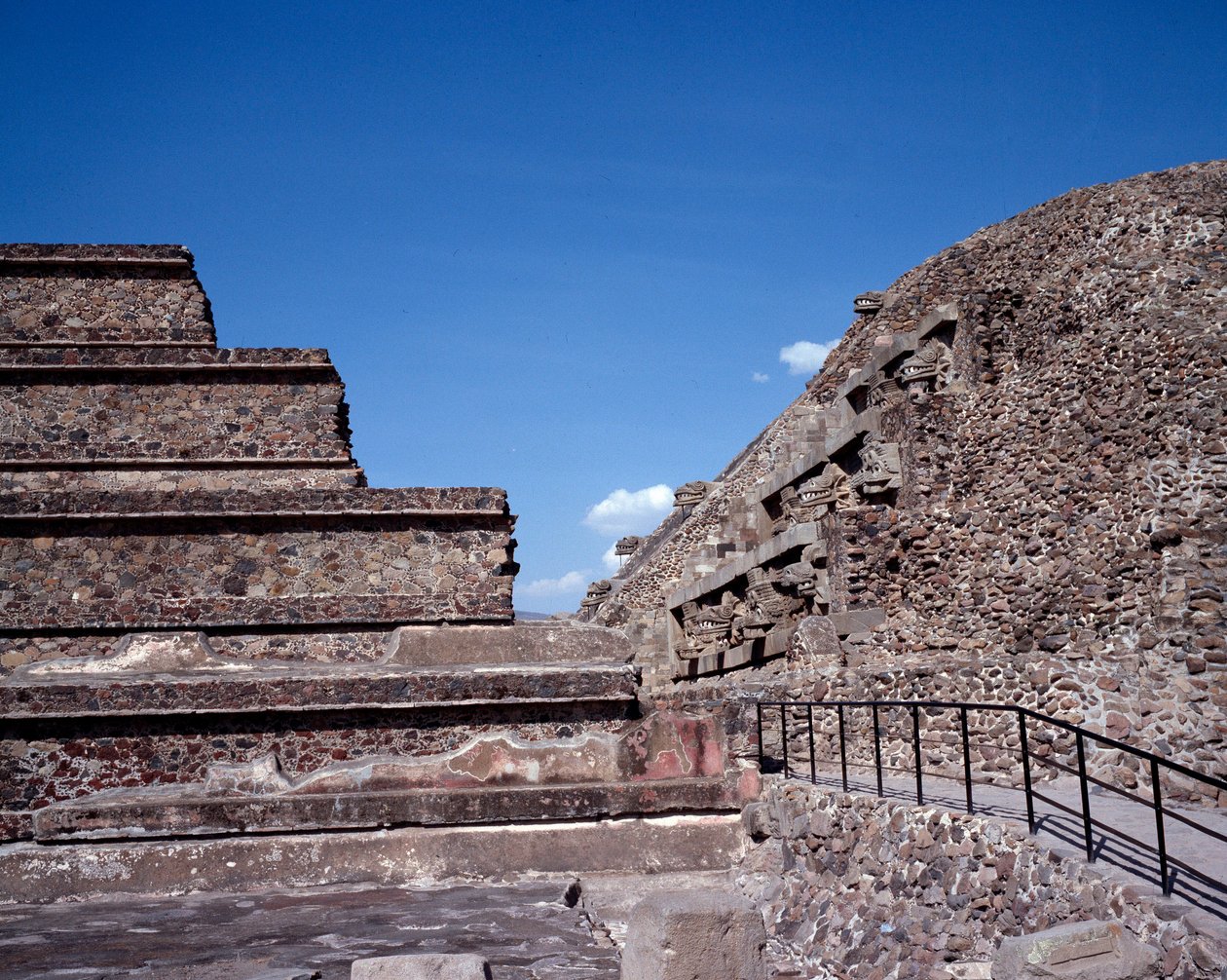 Civiltà precolombiana: vista del sito di Teotihuacan (300 a.C.-600 d.C.): il Tempio di Quetzalcoatl o Tempio del Serpente Piumato. Messico da Pre Columbian Pre Columbian