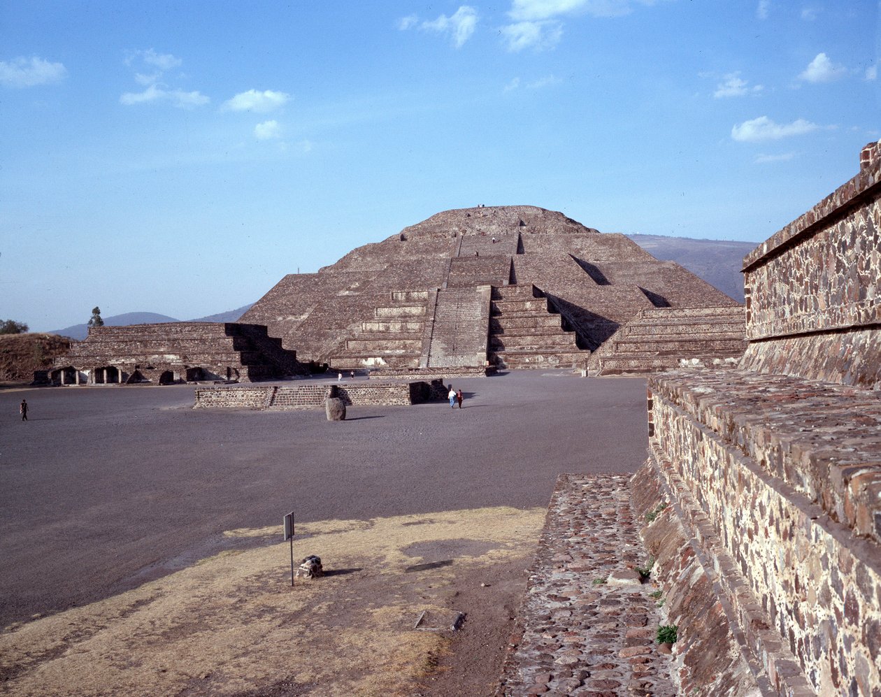 Civiltà precolombiana: vista del sito di Teotihuacan: il tempio (o piramide) della Luna da Pre Columbian Pre Columbian