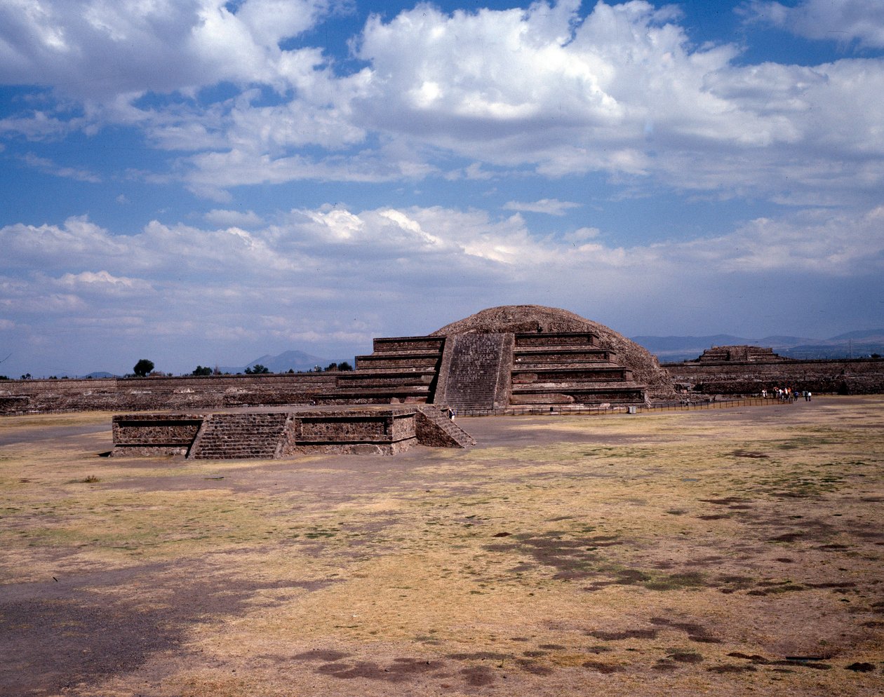 Civiltà precolombiana: vista del sito di Teotihuacan (300 a.C.-600 d.C.): il tempio (o piramide) del sole. Messico da Pre Columbian Pre Columbian