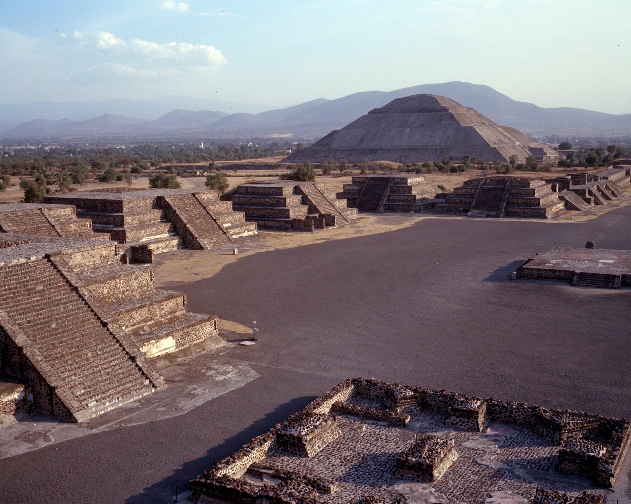 Civiltà precolombiana: vista del sito di Teotihuacan (300 a.C.-600 d.C.): il tempio (o piramide) del sole. Messico da Pre Columbian Pre Columbian