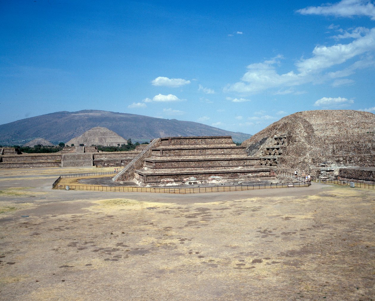Civiltà precolombiana: vista del sito di Teotihuacan (300 a.C.-600 d.C.): il tempio (o piramide) del sole. Messico da Pre Columbian Pre Columbian