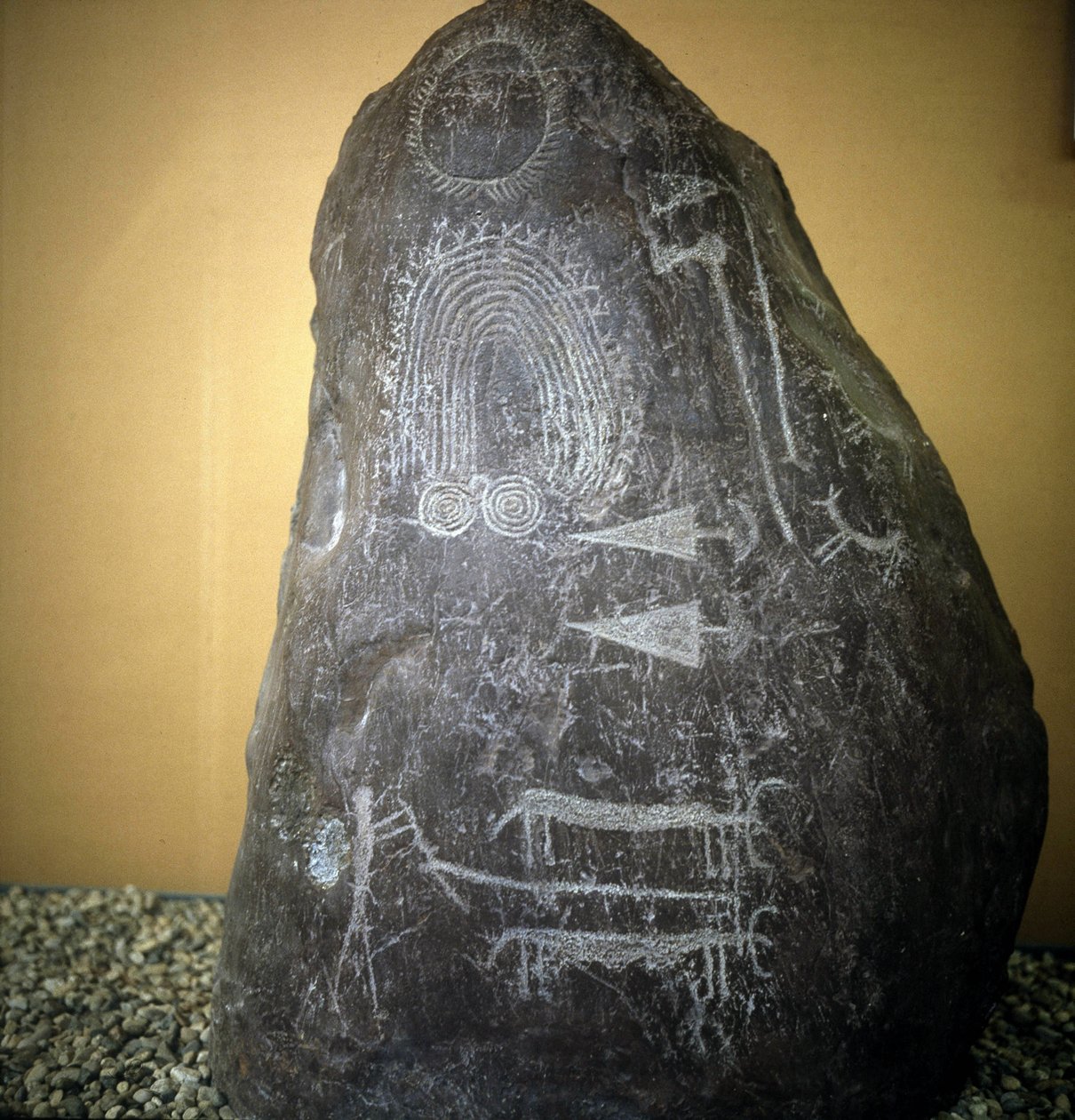 Civiltà dei Camuni, Preistoria, arte rupestre: roccia tombale, animali, punte di freccia e spirali - Stele di Bagnolo tipo 2 in Valcamonica (Val Camonica) (Italia) da Prehistoric Prehistoric