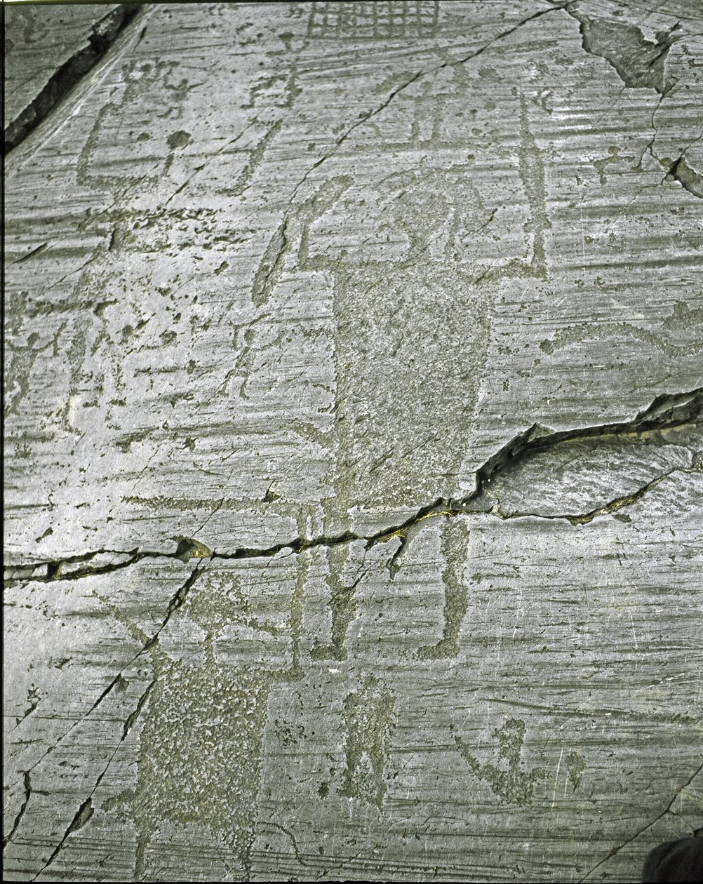 Preistoria, civiltà dei Camuni, arte rupestre: roccia tombale con rappresentazioni stilizzate di guerrieri (dettaglio) da Prehistoric Prehistoric