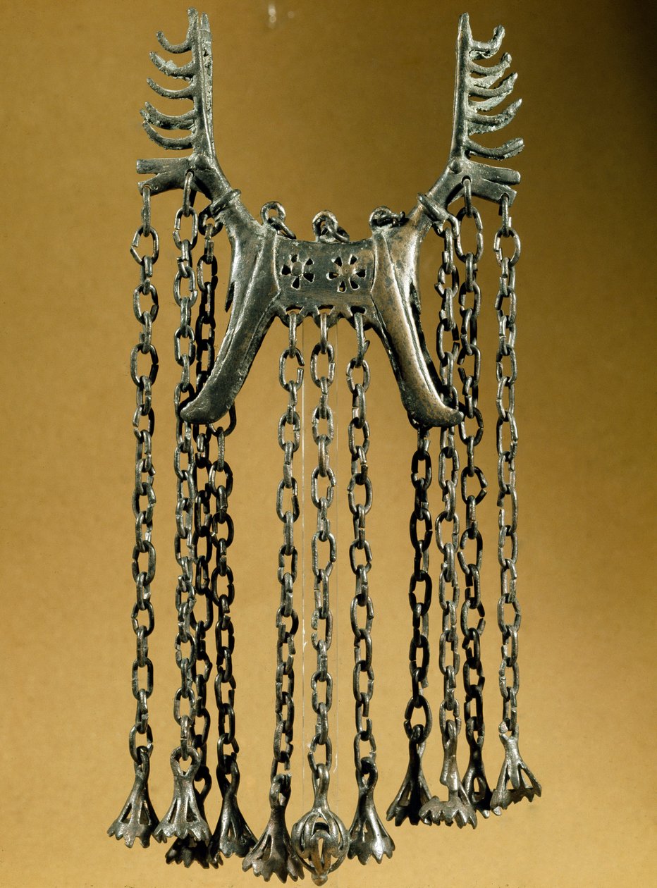 Preistoria: pendente a forma di alce con due teste da un sito a Dolanlar (Azerbaigian) Età del Bronzo. Baku, Museo Statale di Storia delle Religioni dell