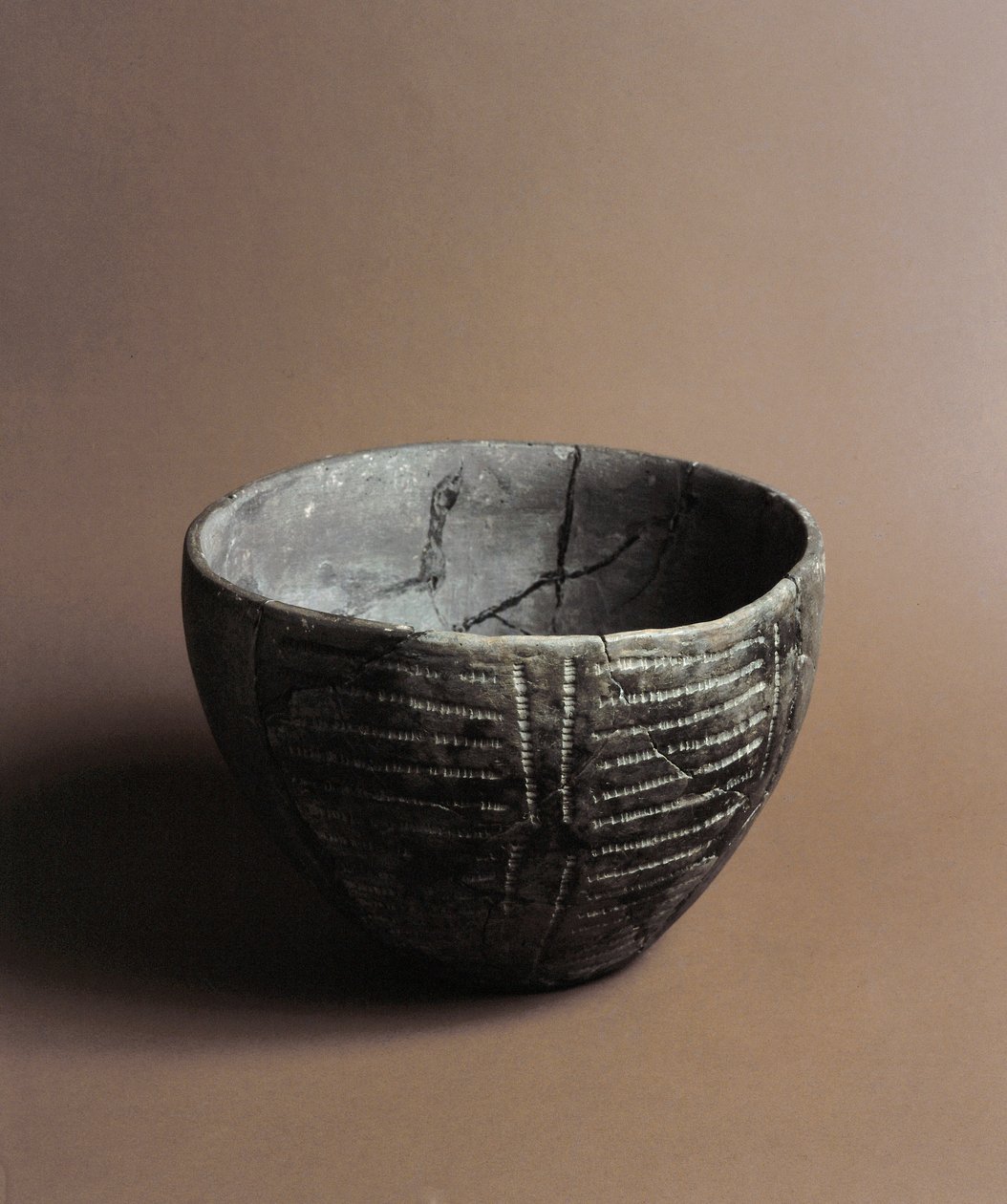 Preistoria: vaso ceramico inciso con decorazioni neolitiche da Prehistoric Prehistoric