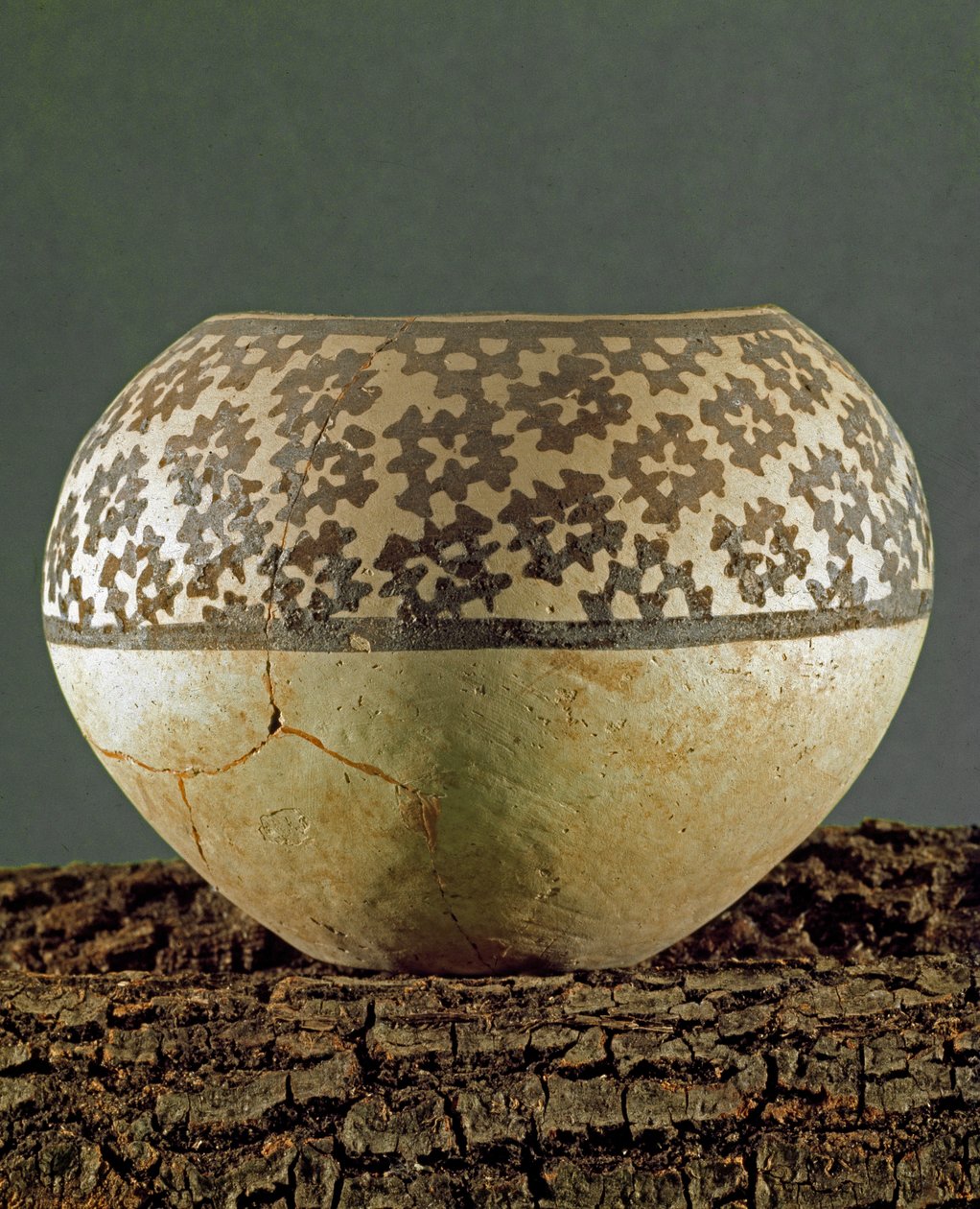 Preistoria: vaso di argilla con decorazioni geometriche tipo Anau dal sito di Gheoksjur (Turkmenistan meridionale). 4000-3500 a.C. Eneolitico, Età del Rame. San Pietroburgo, Museo dell