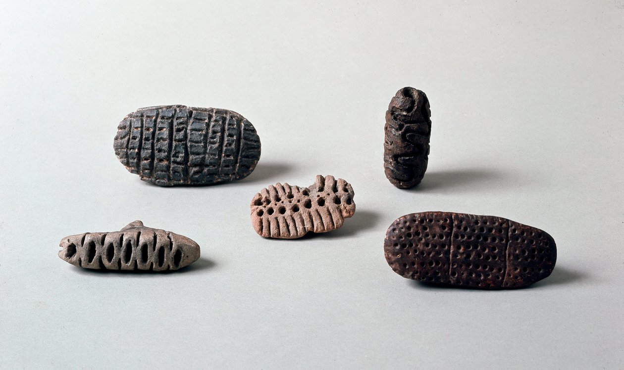 Preistoria: diverse pintaderas (sigilli) di terracotta neolitica dalla Caverna delle Arene a Candide (Liguria). Pegli, Museo Villa Pallavicini da Prehistoric Prehistoric
