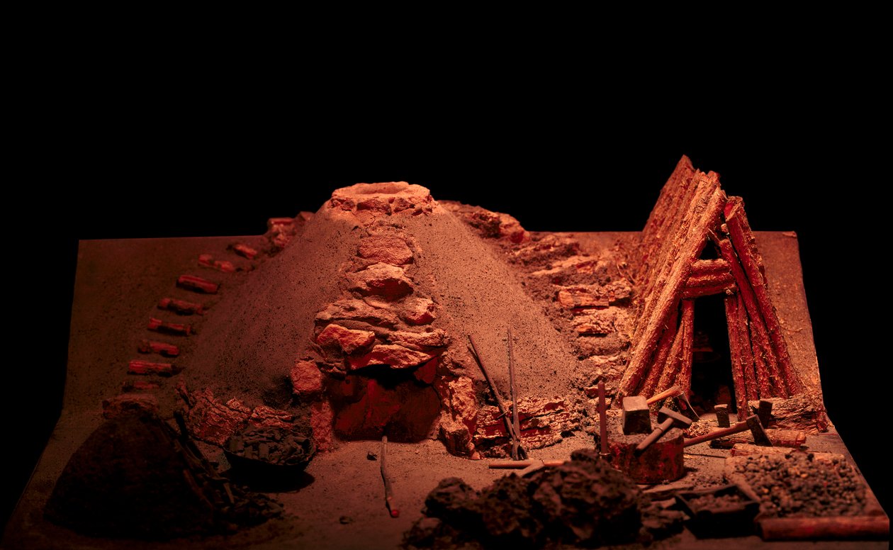 Preistoria: ricostruzione di una forgia dell