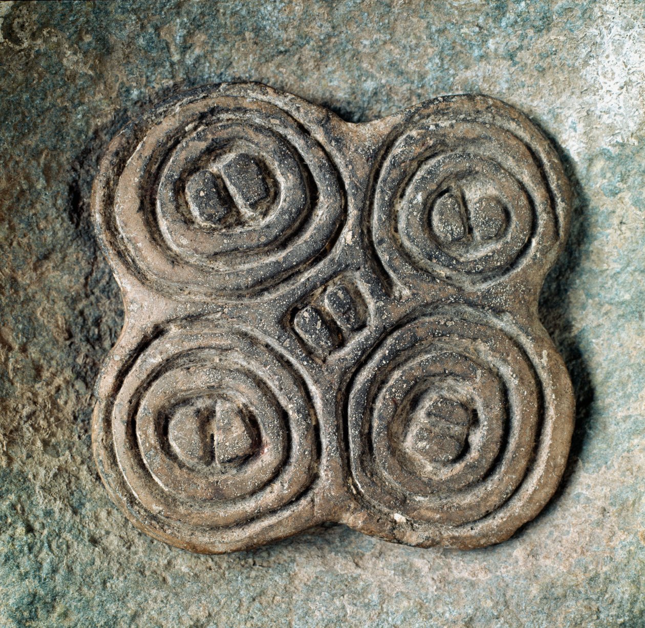 Preistoria: sigillo decorato con una spirale dalla necropoli di Arene Candide, Liguria. Neolitico medio, età della pietra da Prehistoric Prehistoric