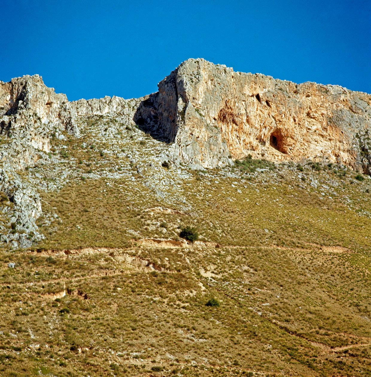 Preistoria: la cresta di Monte Palmeto con una grotta del periodo Paleolitico. Monte Palmeto, Palermo, Italia da Prehistoric Prehistoric