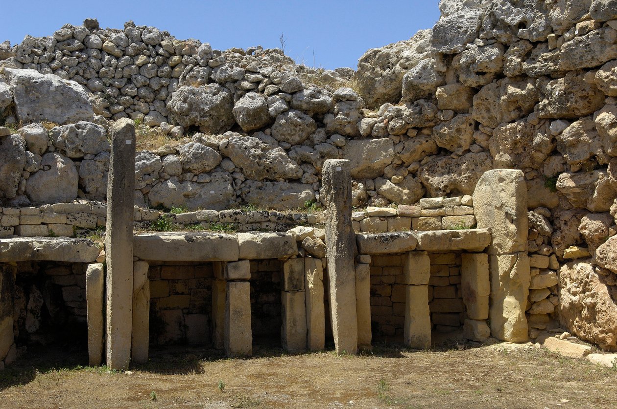 Preistoria: vista del tempio megalitico di Ggantija, risalente al Neolitico (3500-2600 a.C.), isola di Gozo, Malta da Prehistoric Prehistoric