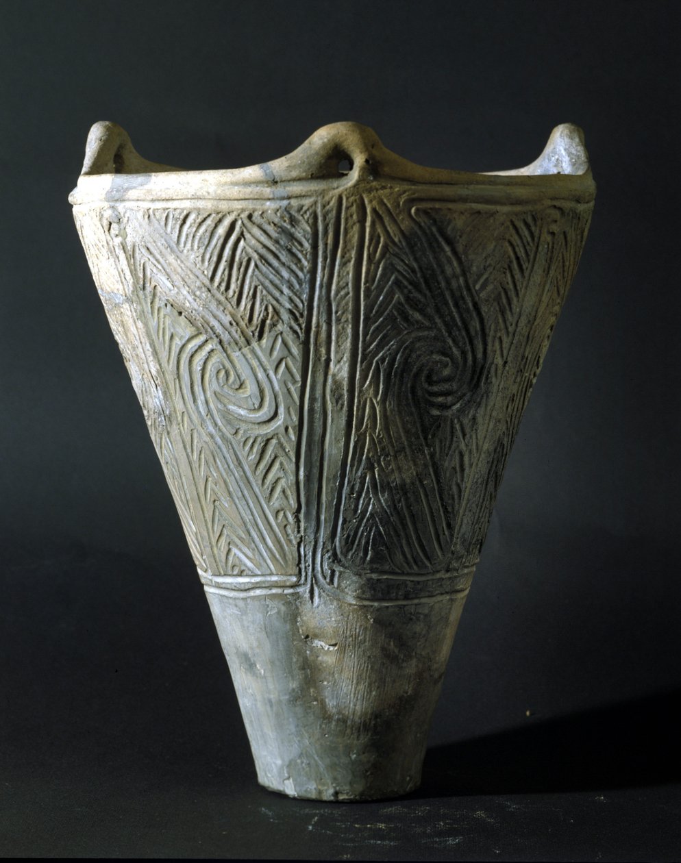 Vaso in terracotta del periodo Jomon (periodo della preistoria in Giappone). Roma, Museo Nazionale d