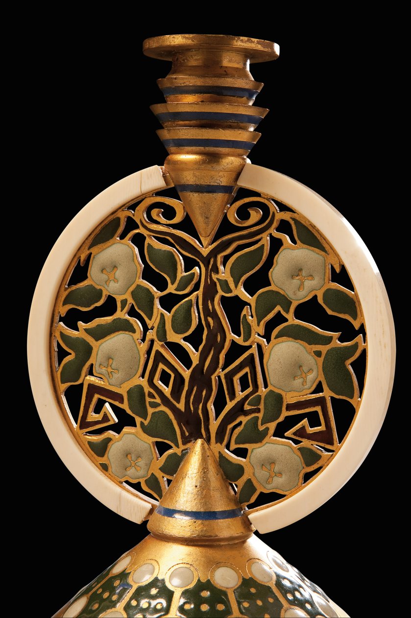 (dettaglio) di un candeliere in bronzo dorato, smalto e avorio da Princess Maria Tenisheva