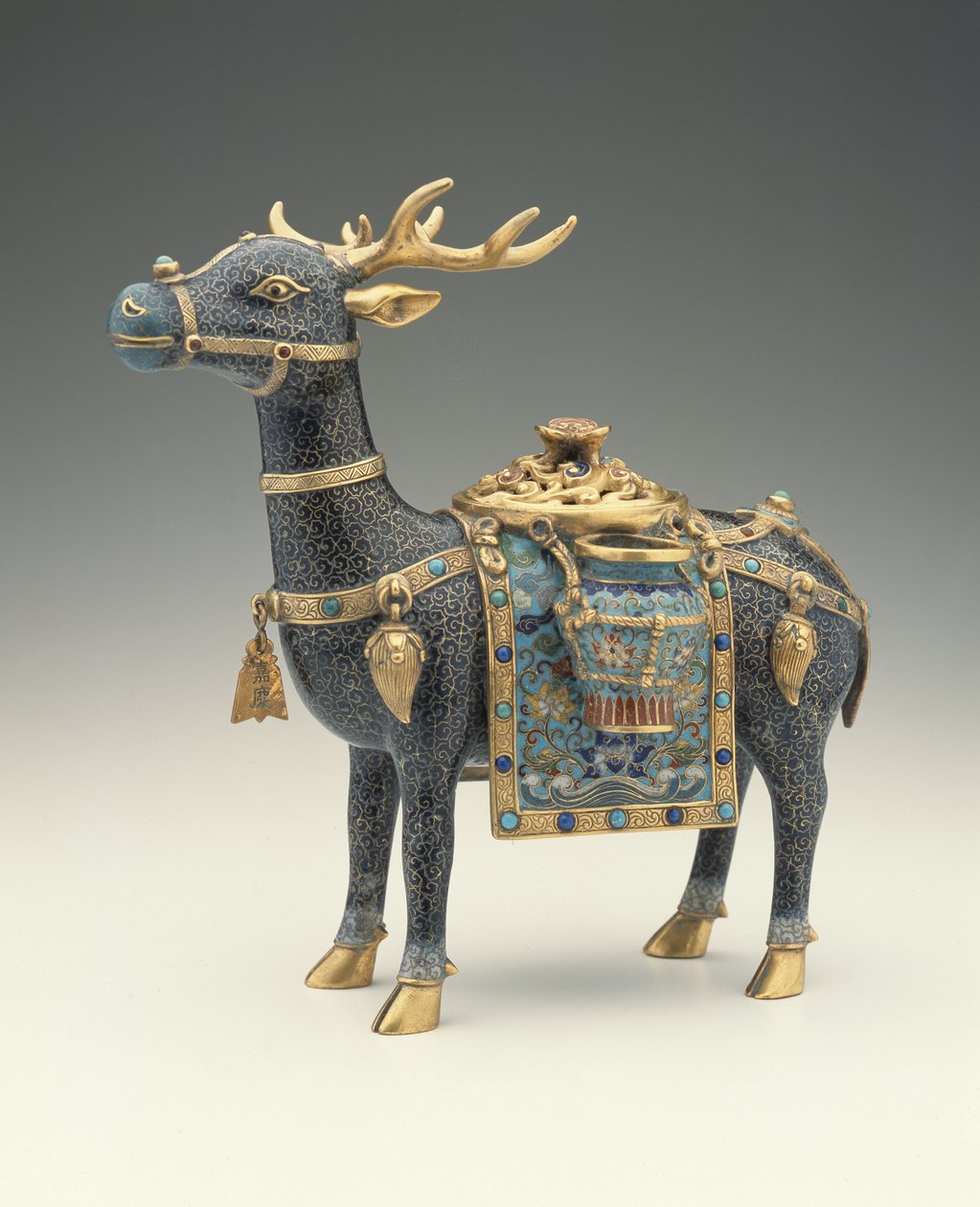 Una figura di un cervo (smalto cloisonné) da Qing Dynasty Chinese School