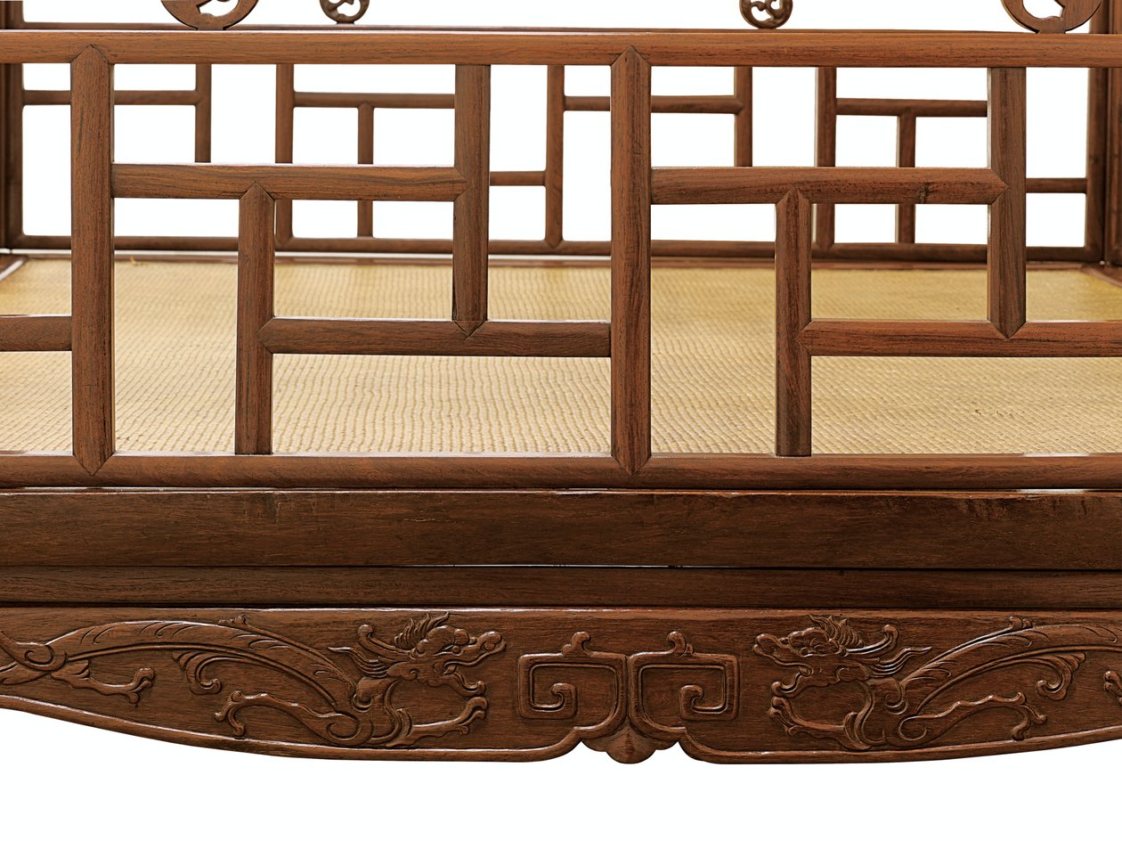 (dettaglio) di un letto a baldacchino a sei montanti Huanghuali, Dinastia Qing da Qing Dynasty Chinese School
