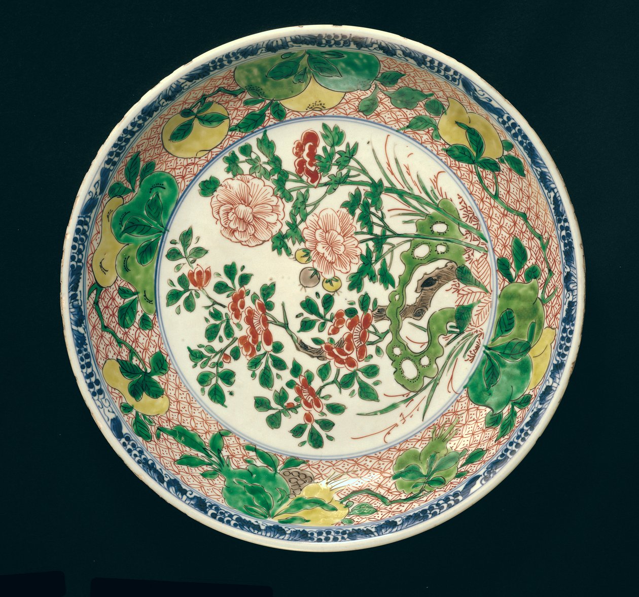Piatto con decorazione famille verte, Periodo Kangxi, 1662-1722 da Qing Dynasty Chinese School