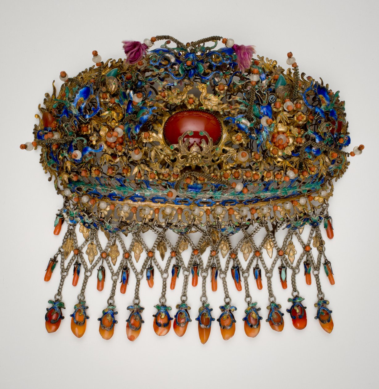 Copricapo dorato con motivi di uccelli, fiori, farfalle e bambù da Qing Dynasty Chinese School
