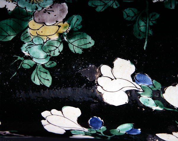 Grande vaso Famiglia Nera Yen Yen, periodo Kangxi (1662-1722) (dettaglio) da Qing Dynasty Chinese School