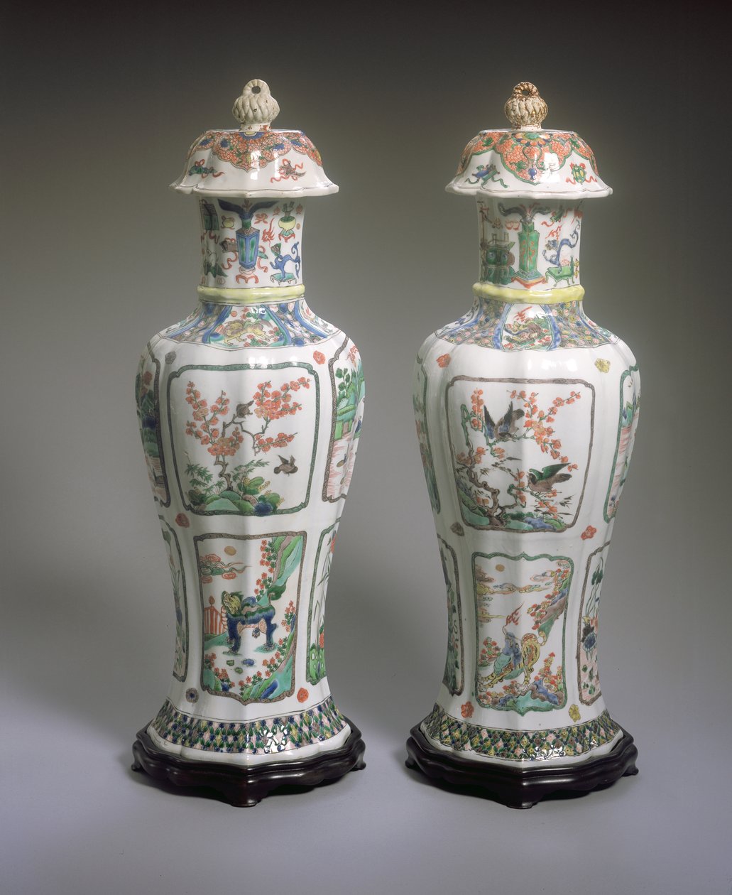 Coppia di vasi e coperchi Famille Verte di esportazione cinese, periodo Kangxi (1662-1722) da Qing Dynasty Chinese School