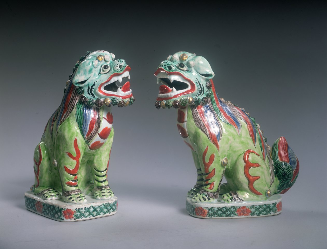 Coppia di leoni Famille Verte, periodo Kangxi da Qing Dynasty Chinese School