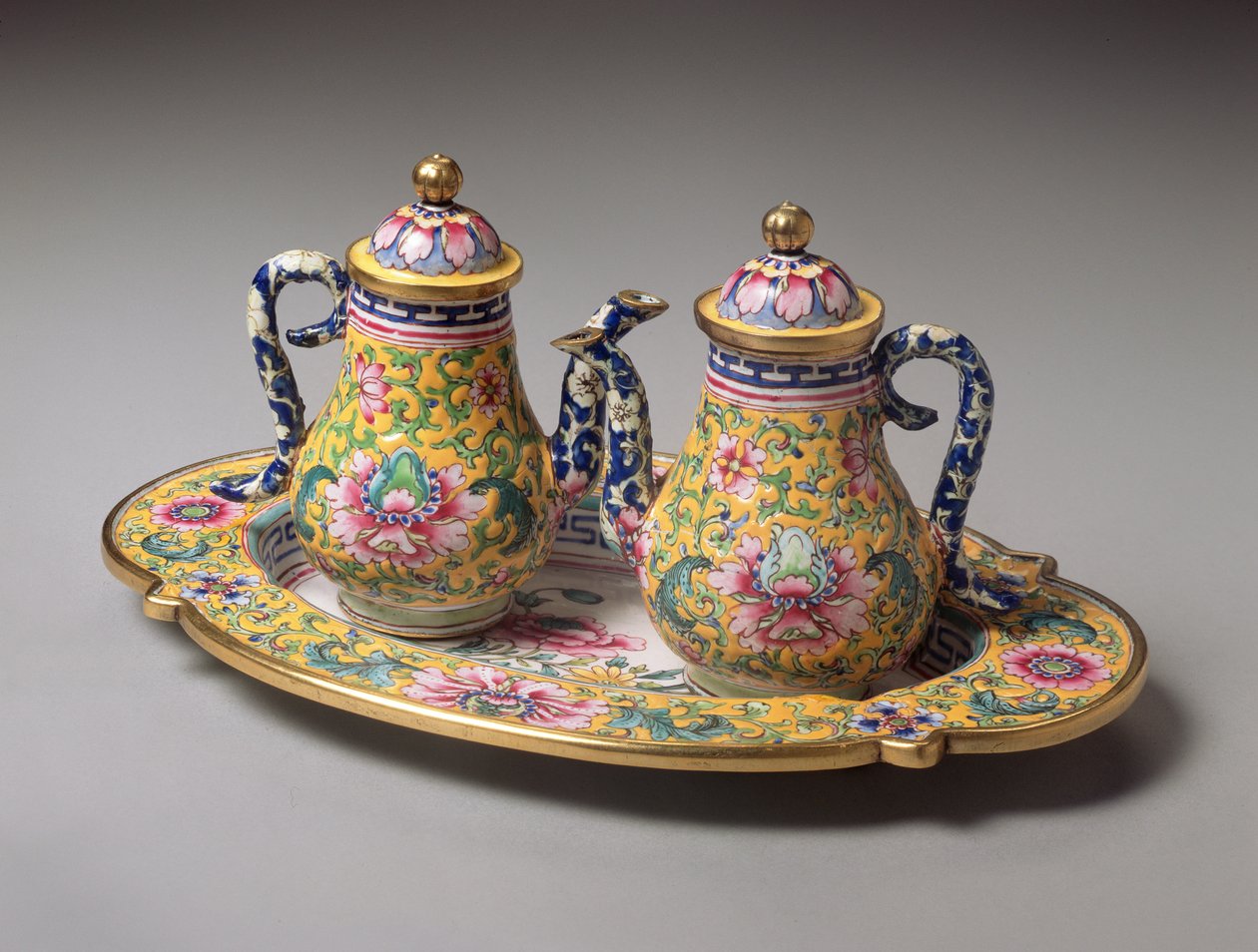 Coppia di brocche in miniatura e vassoio, periodo Qianlong da Qing Dynasty Chinese School